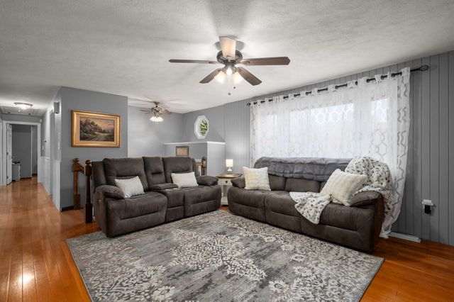1 Wagon Dr, North Reading, MA 01864