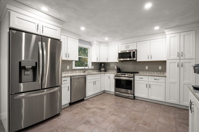 1 Wagon Dr, North Reading, MA 01864