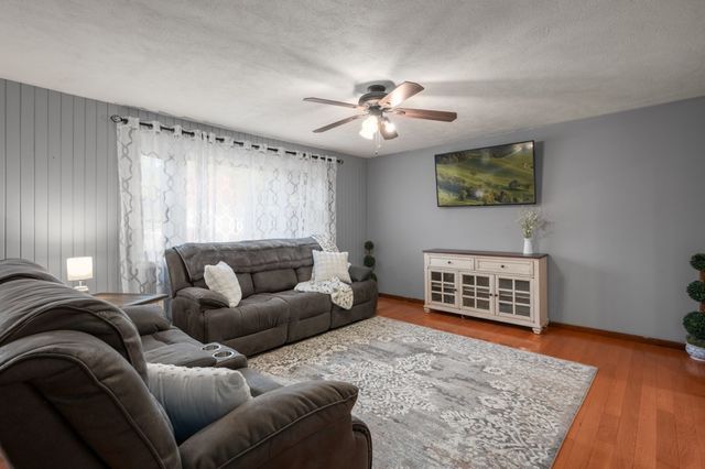 1 Wagon Dr, North Reading, MA 01864