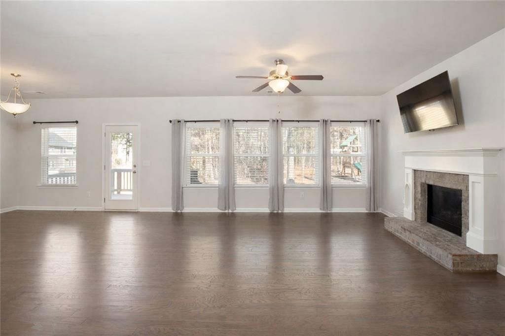 Image 13 of property listing at 6215 Vista Crossing Way, Cumming, GA 30028