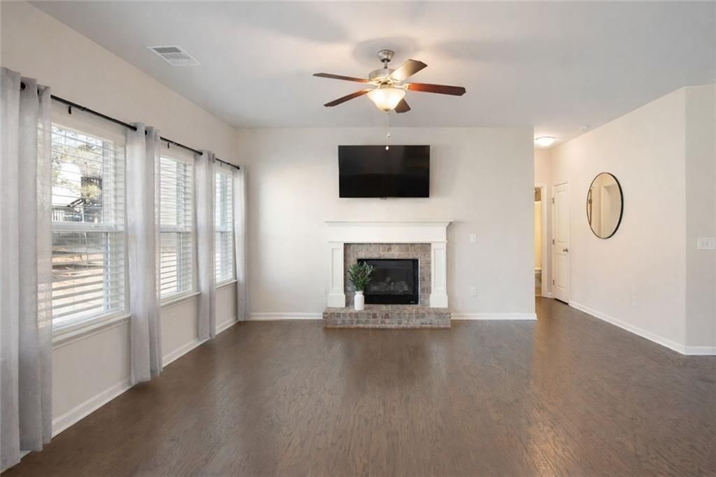 Image 16 of property listing at 6215 Vista Crossing Way, Cumming, GA 30028