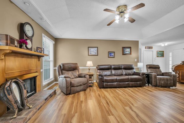 460 Bluff Dr, Clarksville, TN 37043