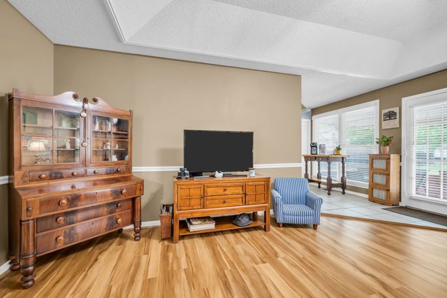 460 Bluff Dr, Clarksville, TN 37043