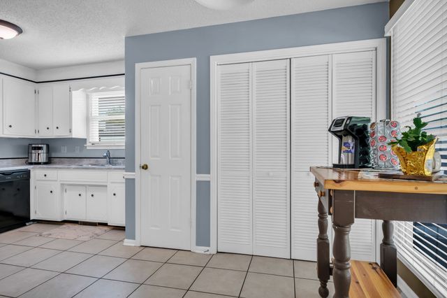460 Bluff Dr, Clarksville, TN 37043