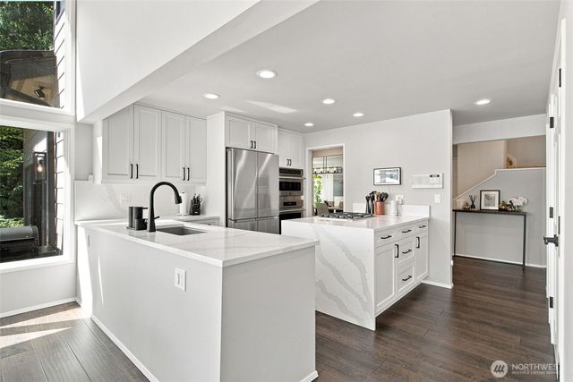 2002 W Lake Sammamish Parkway NE, Redmond, WA 98052