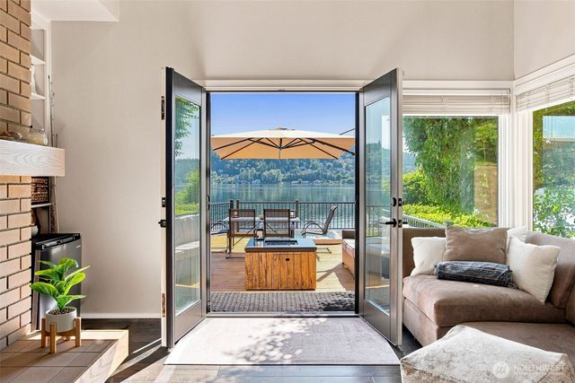 2002 W Lake Sammamish Parkway NE, Redmond, WA 98052