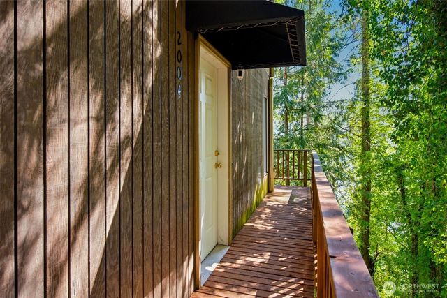 2002 W Lake Sammamish Parkway NE, Redmond, WA 98052