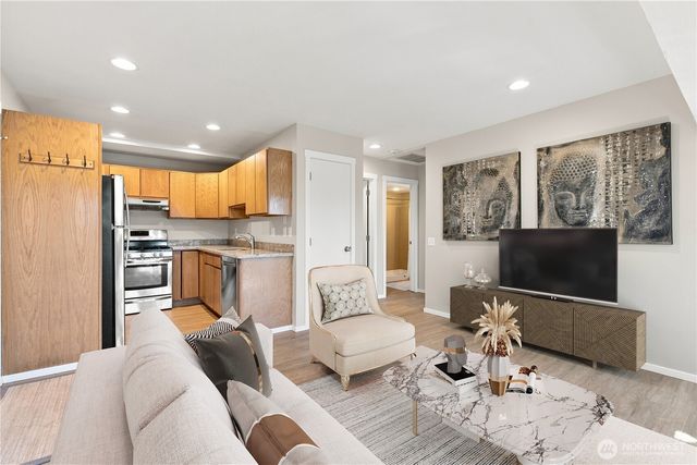 2002 W Lake Sammamish Parkway NE, Redmond, WA 98052