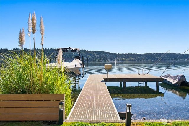 2002 W Lake Sammamish Parkway NE, Redmond, WA 98052