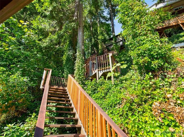 2002 W Lake Sammamish Parkway NE, Redmond, WA 98052