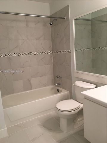 561 Racquet Club Rd 21, Weston, FL 33326