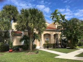 561 Racquet Club Rd 21, Weston, FL 33326