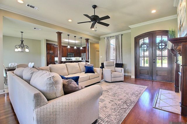 13348 Autumn Run Dr, Walker, LA 70785