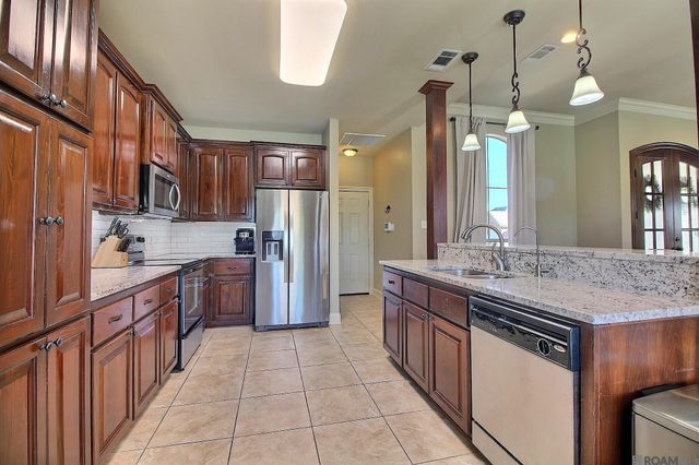 13348 Autumn Run Dr, Walker, LA 70785