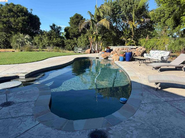 147 Loren Ln, Oakley, CA 94561