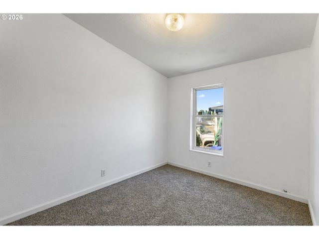 655 VILLAGE Dr, Molalla, OR 97038