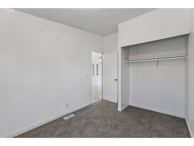 655 VILLAGE Dr, Molalla, OR 97038