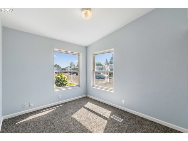 655 VILLAGE Dr, Molalla, OR 97038