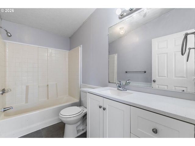 655 VILLAGE Dr, Molalla, OR 97038