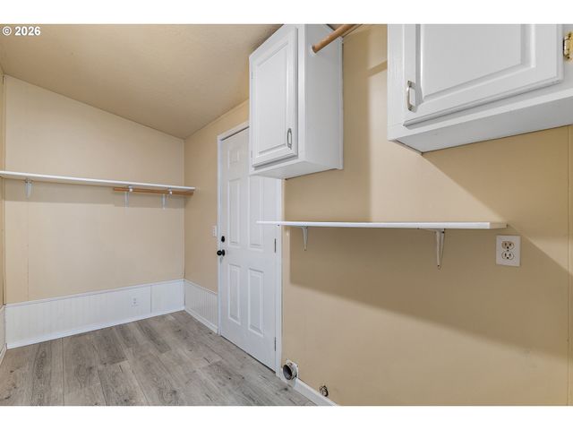 655 VILLAGE Dr, Molalla, OR 97038