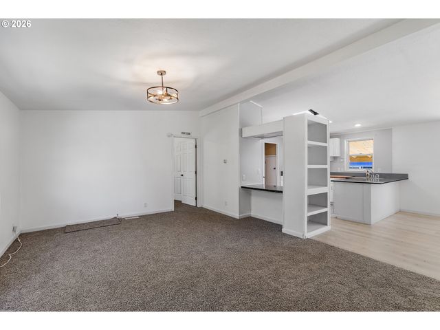 655 VILLAGE Dr, Molalla, OR 97038