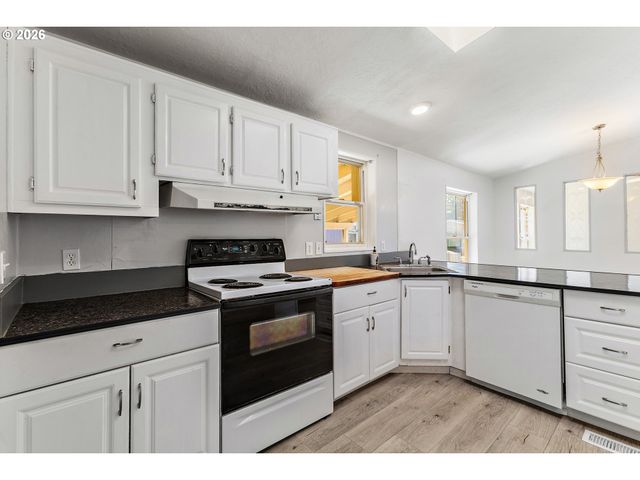 655 VILLAGE Dr, Molalla, OR 97038