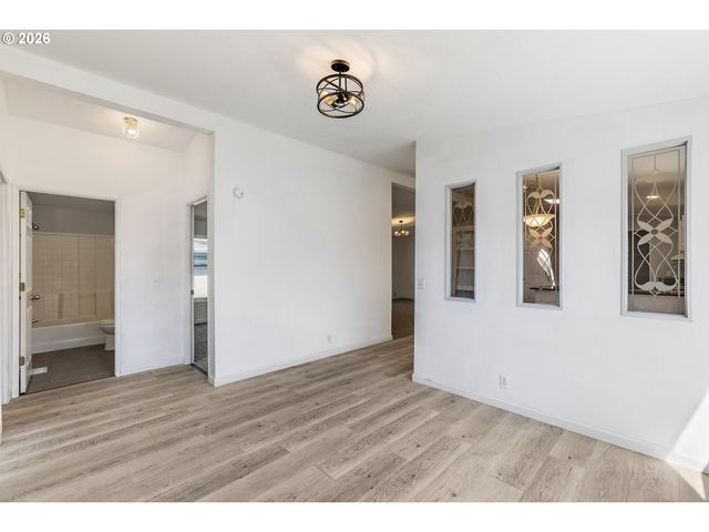 655 VILLAGE Dr, Molalla, OR 97038