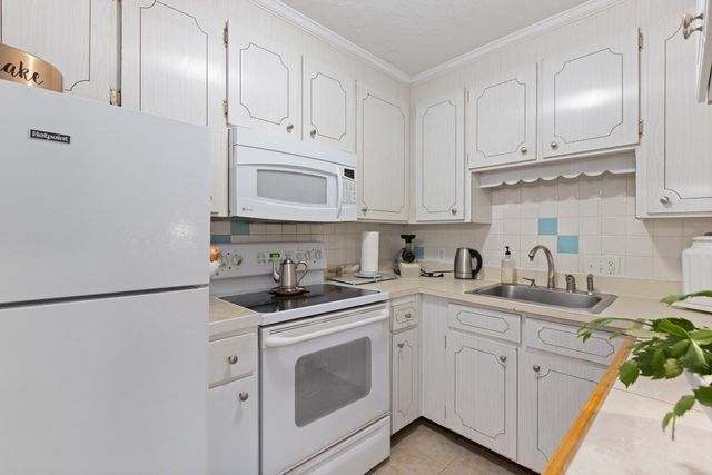 624 Hyde Park Ave D3, Boston, MA 02131