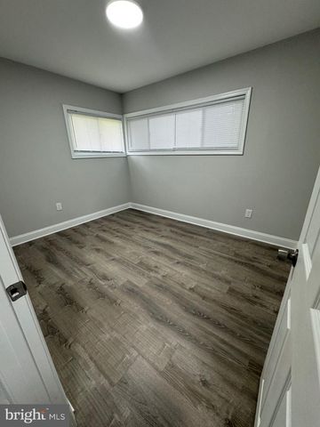 40 TINSEL RD, Levittown, PA 19056