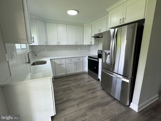 40 TINSEL RD, Levittown, PA 19056