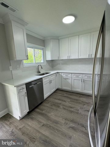 40 TINSEL RD, Levittown, PA 19056