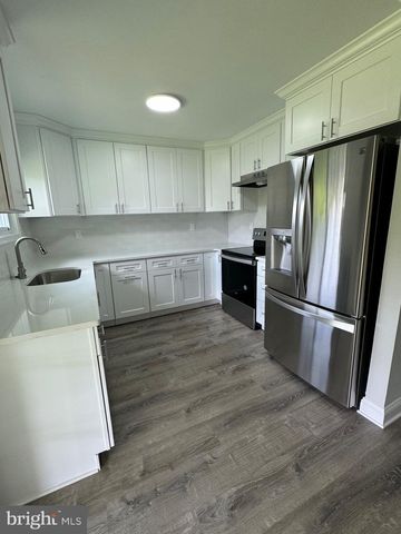 40 TINSEL RD, Levittown, PA 19056