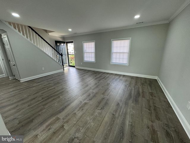 40 TINSEL RD, Levittown, PA 19056