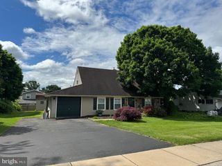 40 TINSEL RD, Levittown, PA 19056