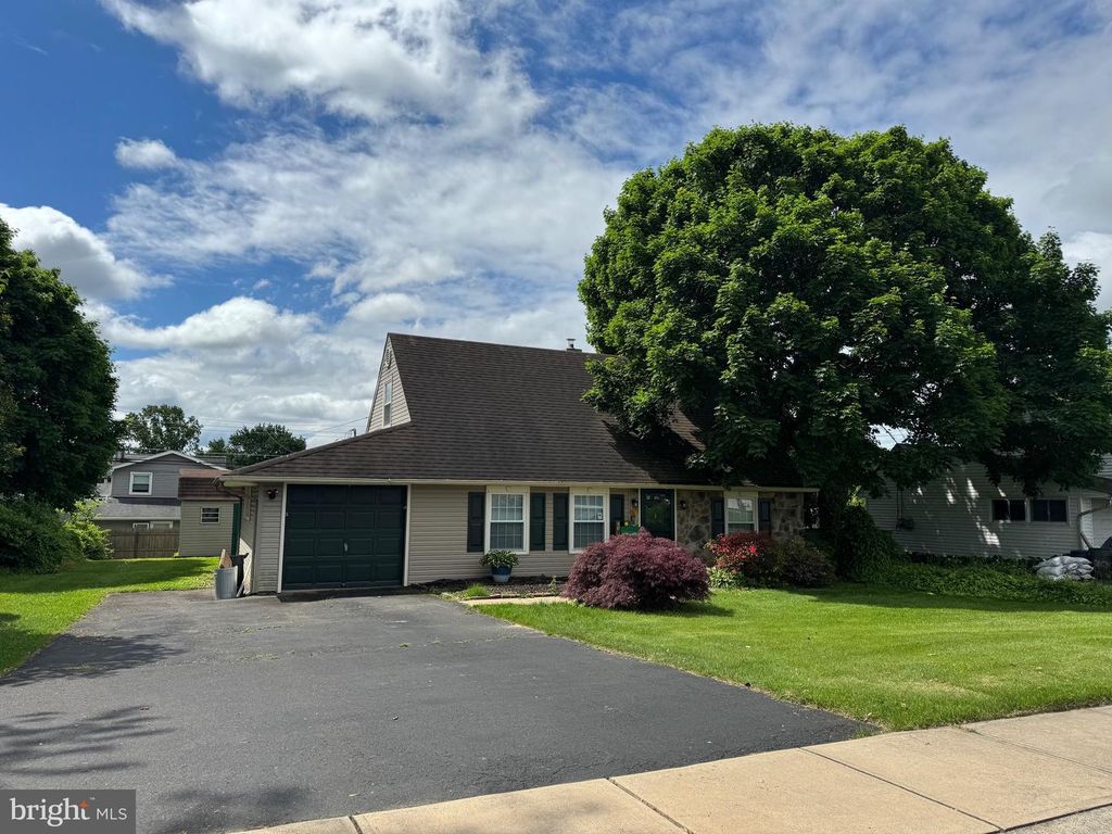 40 TINSEL RD, Levittown, PA 19056