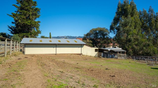 487 Ormsby Ln, Petaluma, CA 94954