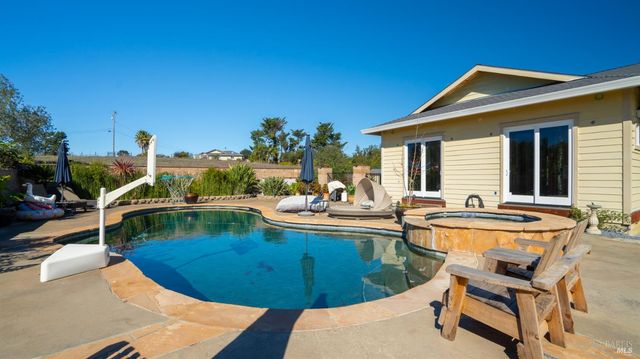 487 Ormsby Ln, Petaluma, CA 94954