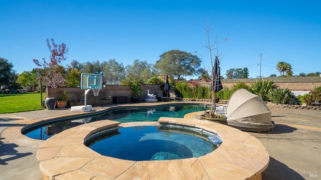 487 Ormsby Ln, Petaluma, CA 94954