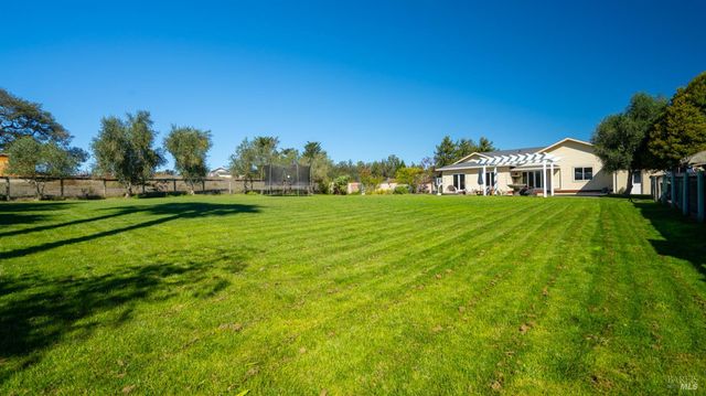 487 Ormsby Ln, Petaluma, CA 94954