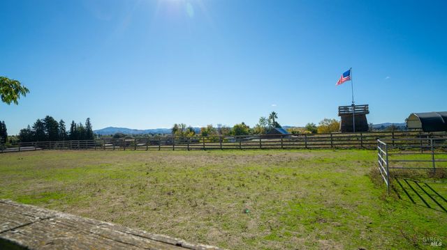 487 Ormsby Ln, Petaluma, CA 94954