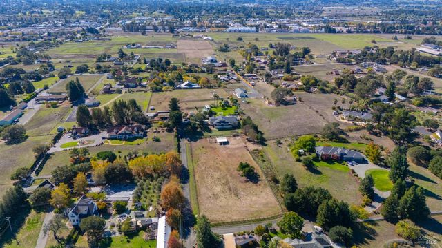 487 Ormsby Ln, Petaluma, CA 94954