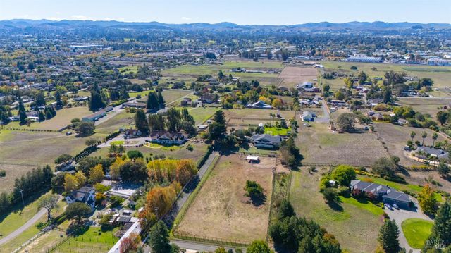 487 Ormsby Ln, Petaluma, CA 94954