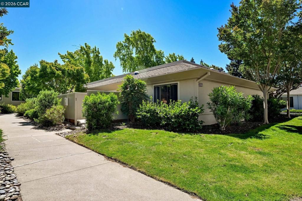 Image 2 of property listing at 2233 Pine Knoll Dr 4, Walnut Creek, CA 94595