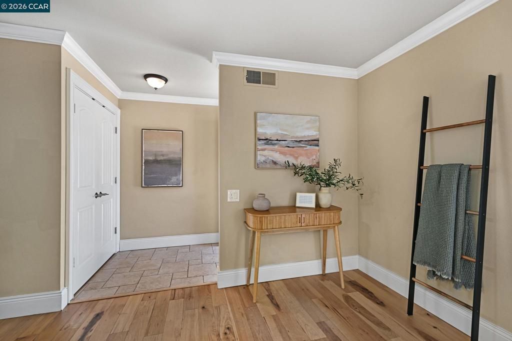 Image 6 of property listing at 2233 Pine Knoll Dr 4, Walnut Creek, CA 94595