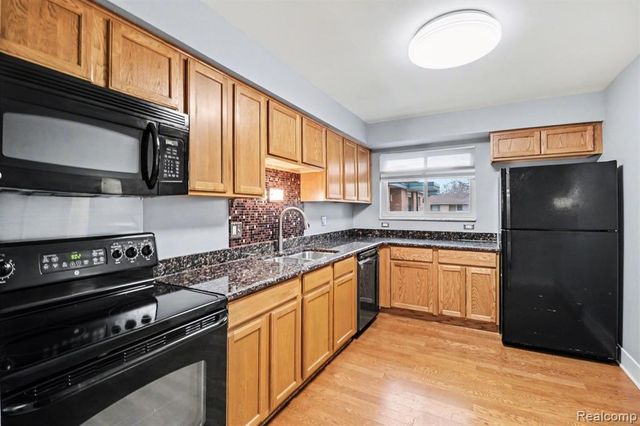 1840 Axtell Drive 7, Troy, MI 48084