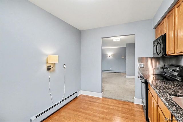 1840 Axtell Drive 7, Troy, MI 48084