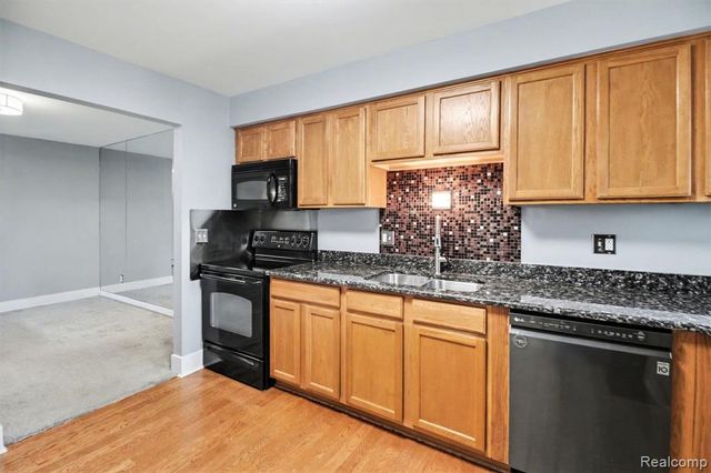 1840 Axtell Drive 7, Troy, MI 48084