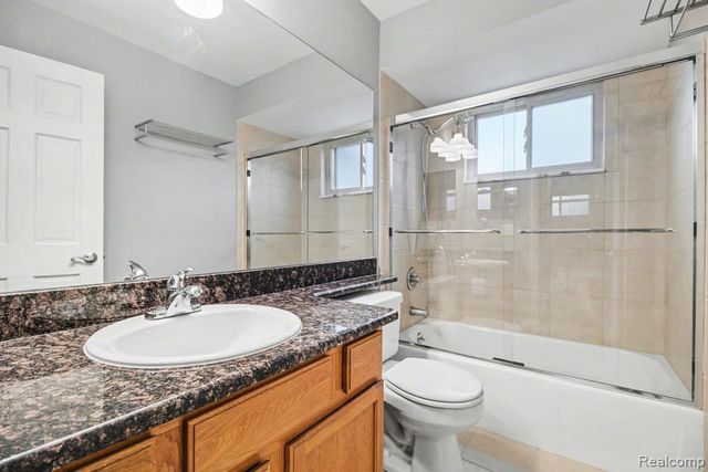 1840 Axtell Drive 7, Troy, MI 48084