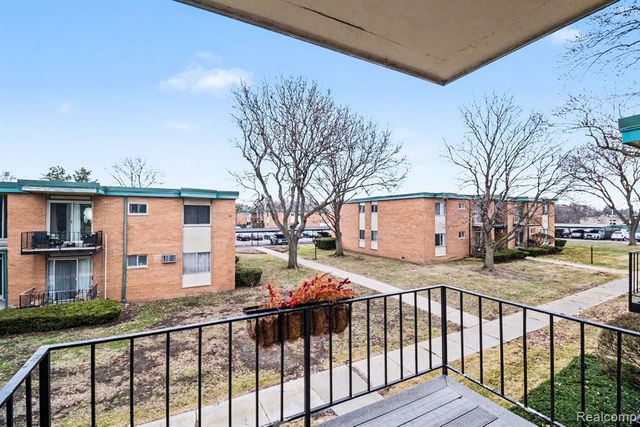 1840 Axtell Drive 7, Troy, MI 48084