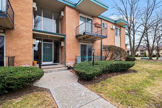 1840 Axtell Drive 7, Troy, MI 48084